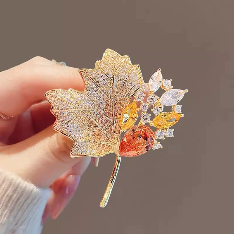 Outlet brand discount store removes cabinets from clearance, picks up leaks, light luxury hollow maple leaf brooch, outlets women's accessories